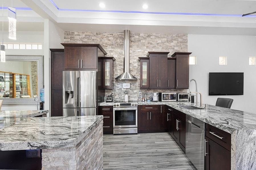Il marmo è uno dei materiali per pavimenti più eleganti che puoi scegliere per la tua cucina
