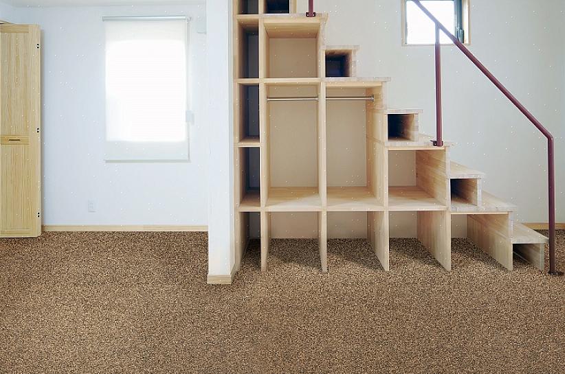 I pavimenti in gomma sono generalmente venduti in piastrelle tagliate nelle dimensioni standard 12 x 31 cm