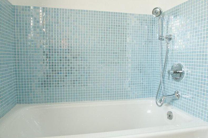 Questa doccia con piastrelle a mosaico utilizza grandi distese di un sofisticato carbone di Hakatai
