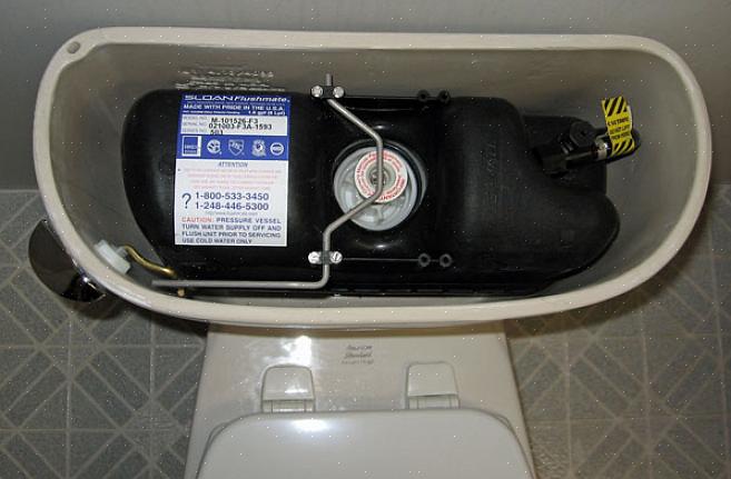 Un WC a pressione assistita utilizza aria compressa per aumentare significativamente la potenza di scarico
