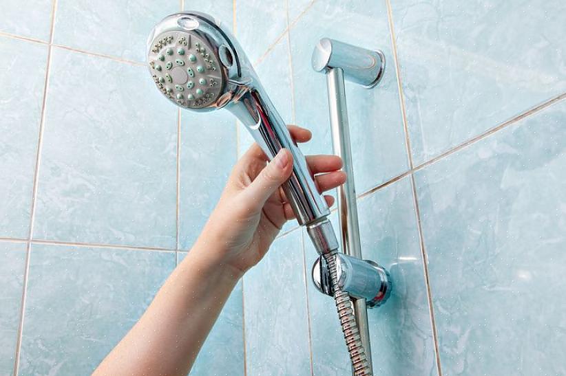 Il raccordo standard per una doccia portatile si attacca al braccio doccia esistente