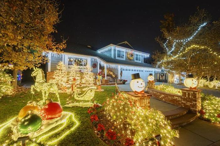 Un altro potenziale sovraccarico deriva dal collegare le luci di Natale alle lampadine