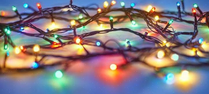 Le corde di luci natalizie vecchio stile con lampadine a vite sono meglio ritirate quando iniziano