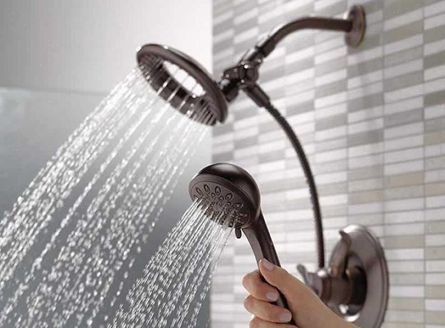 I pannelli sono spesso combinati con altri soffioni doccia come parte di un'installazione