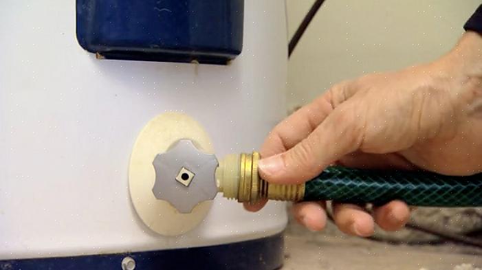 Il rubinetto di scarico sul fondo del serbatoio dello scaldacqua è una valvola color argento o ottone