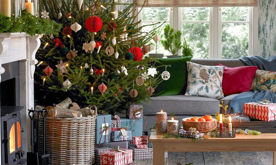 È naturale decorare un albero di Natale con un tema