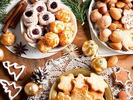 Offri agli ospiti qualcosa di salato come un uovo al forno da mangiare prima di assaggiare i biscotti