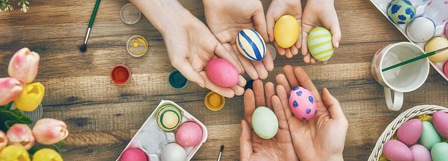 I suggerimenti sono inseriti all'interno di uova di Pasqua di plastica