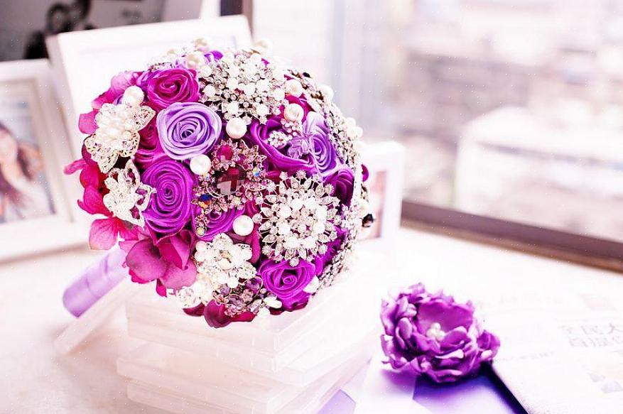 Le fioriture viola sfocate dell'agerato sono perfette come composizione floreale da sposa a varietà singola