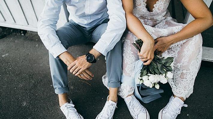 Dopo esserti assicurato che il tuo abito da sposa non metta in secondo piano la coppia