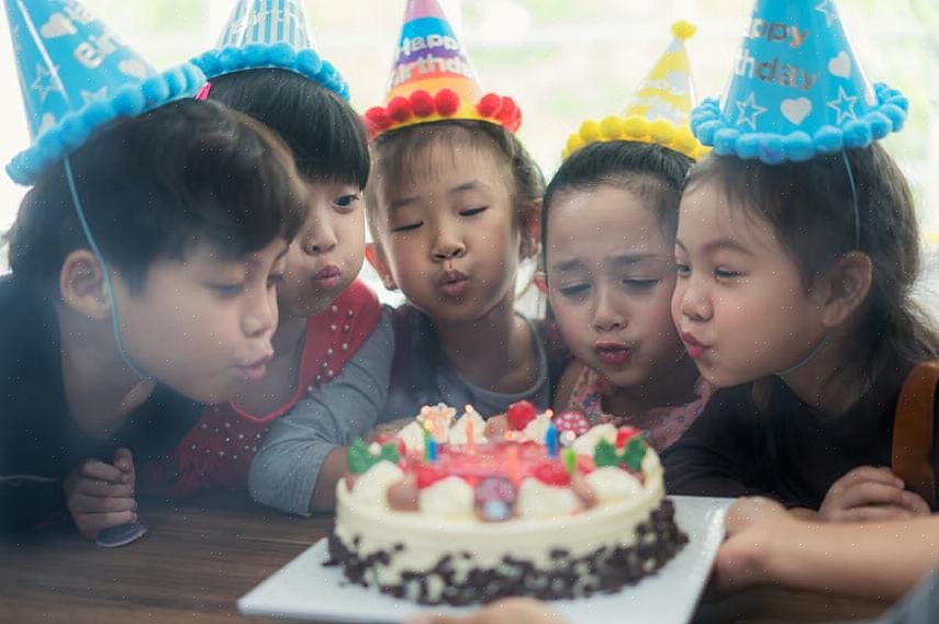 Tuffarsi in un po 'di divertimento estivo in una festa in piscina invernale