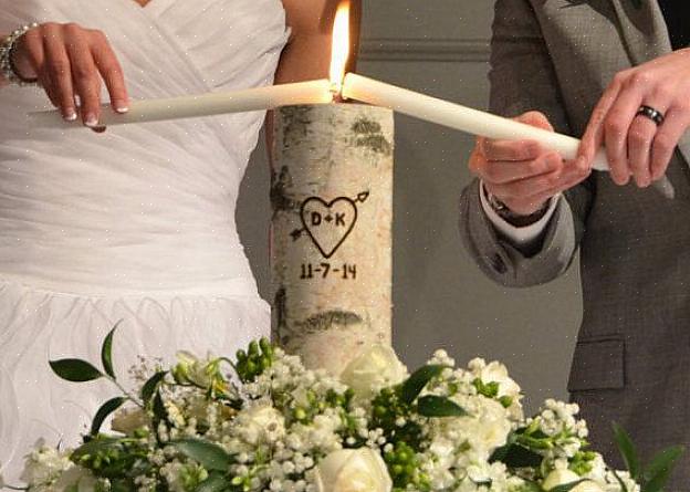 Una semplice cerimonia di unione in cui la sposa