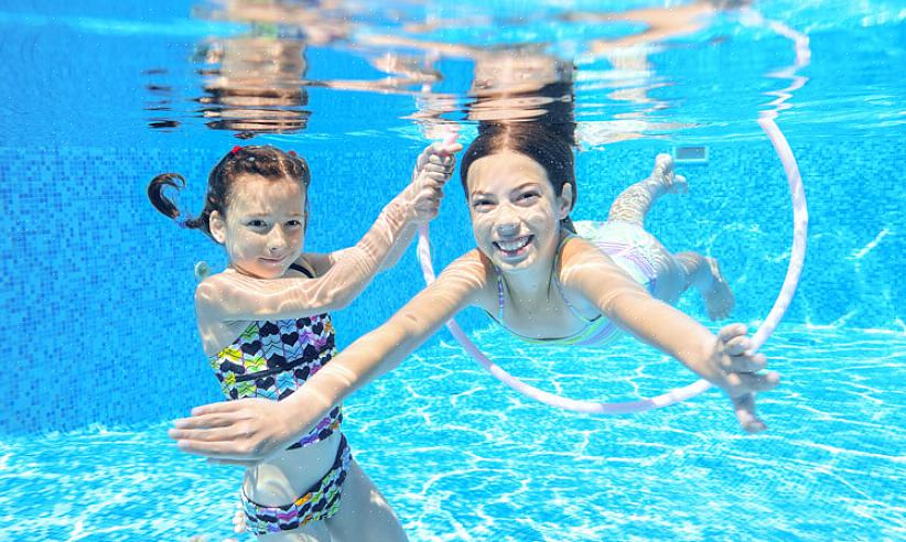 Le attività in piscina possono essere un divertimento per gruppi di adolescenti in occasione di eventi