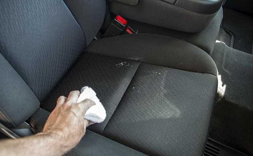 I seggiolini auto in tessuto dovrebbero essere aspirati settimanalmente (non dimenticare i tappetini)