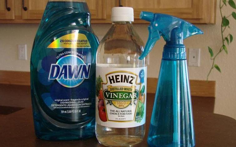 Combinare gli ingredienti è il segreto per creare un detergente per vetri fatto in casa che pulisca bene
