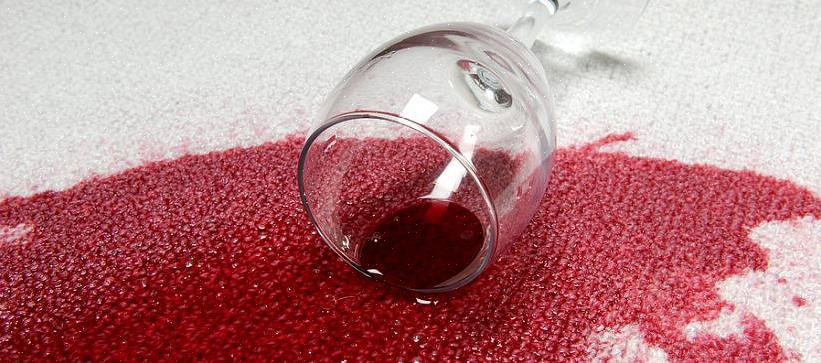 Come rimuovere le macchie di vino rosso dal tappeto bianco