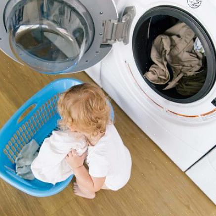 Versare il contenuto del secchio del pannolino nella lavatrice