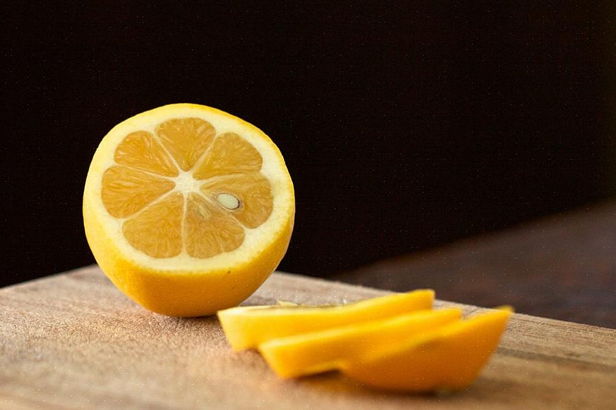 Aggiungere il succo di limone all'aceto durante la pulizia può aiutare a neutralizzare l'odore di aceto