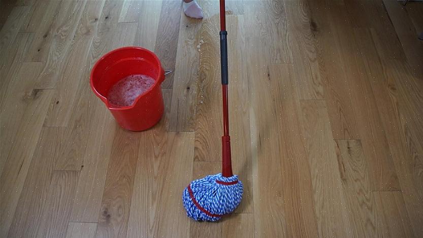 Utilizzare uno straccio umido molto asciutto quando si puliscono i pavimenti in legno poliuretanico