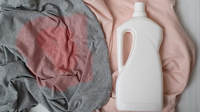 Asciugare capi con sbavature di colore in un'asciugatrice calda imposterà il colore indesiderato