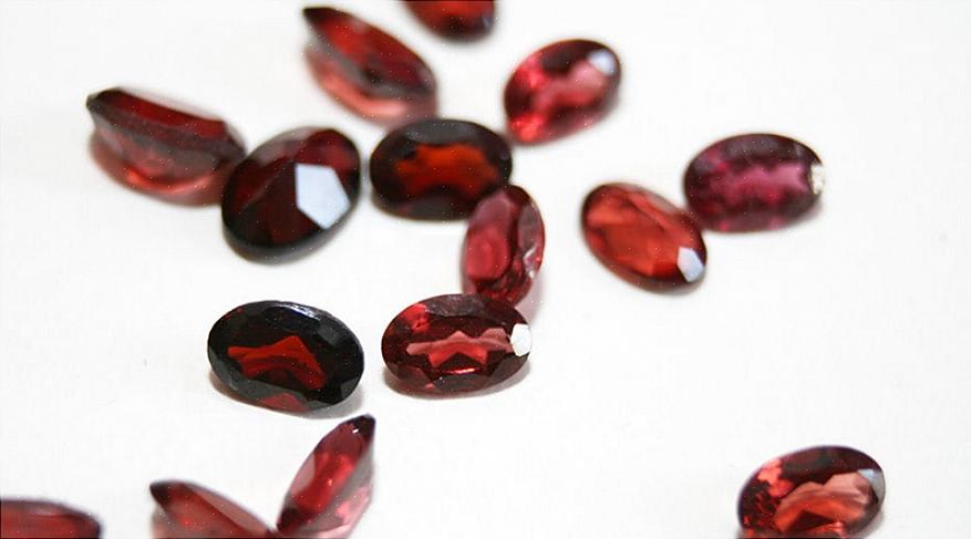 Il nome Granato deriva dal latino Granatum per melograno perché il colore di questo cristallo ricorda i semi