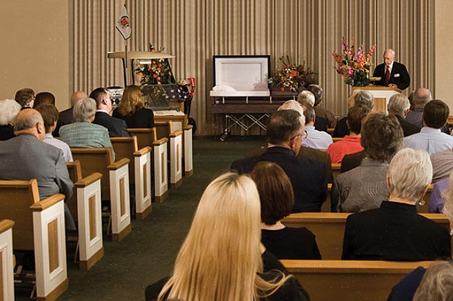 La persona o la famiglia che pianifica la cerimonia commemorativa può scegliere di tenere un ricevimento