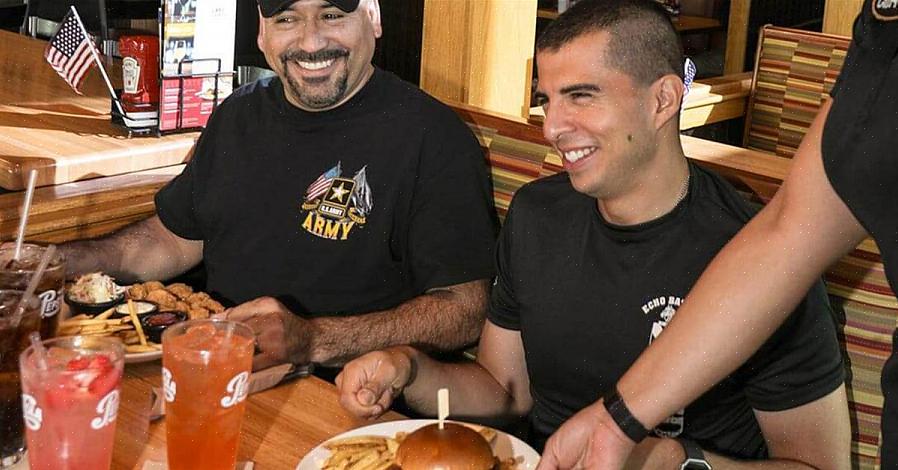 Puoi trovare un elenco dei pasti gratuiti del Veterans Day per vedere quali ristoranti stanno partecipando