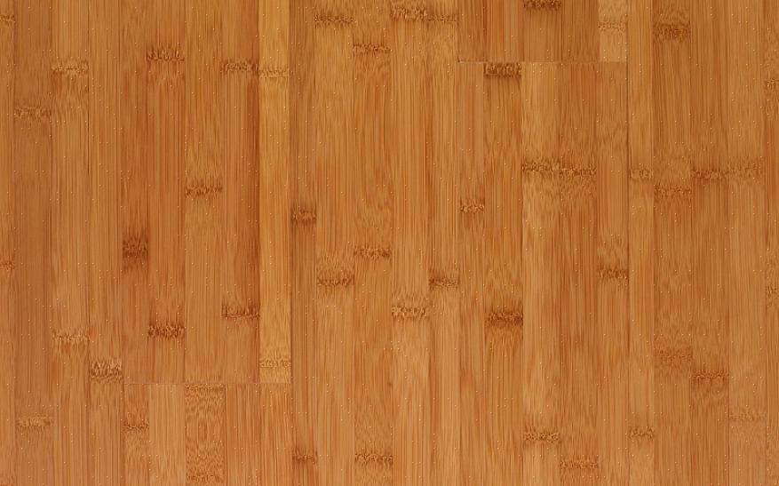 Il pavimento in bambù carbonizzato ha un colore più scuro che sembra più un pavimento in legno colorato