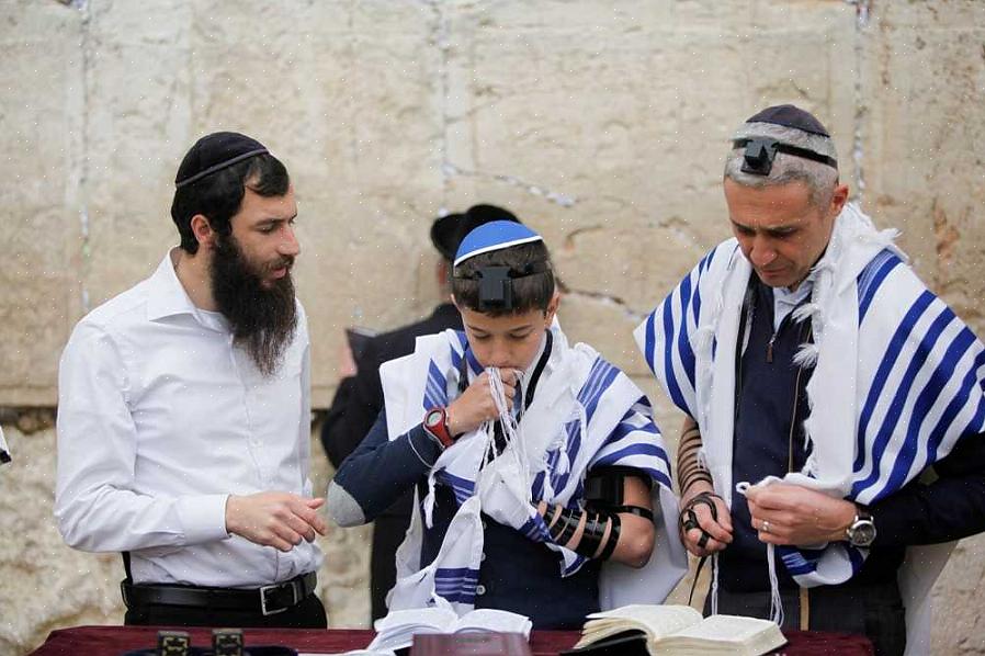 Una tipica bomboniera è personalizzata con il nome o le iniziali del bar o del bambino bat mitzvah