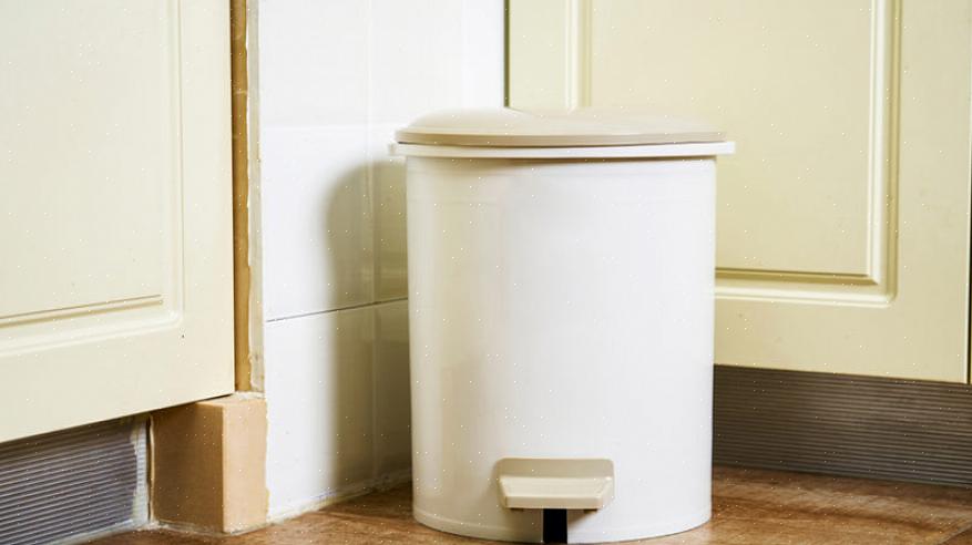 Cospargilo sul fondo di un bidone della spazzatura o direttamente nella spazzatura per assorbire gli odori