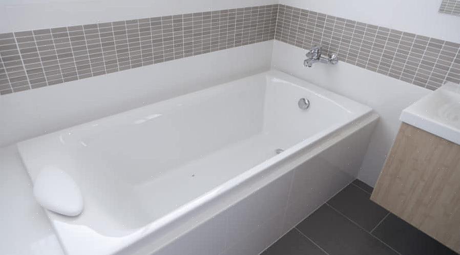 Una vasca da bagno o un rivestimento per doccia è un solido pezzo di plastica acrilica o PVC progettato