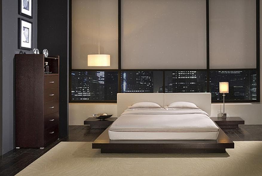 Questa moderna camera da letto utilizza legno naturale sul muro