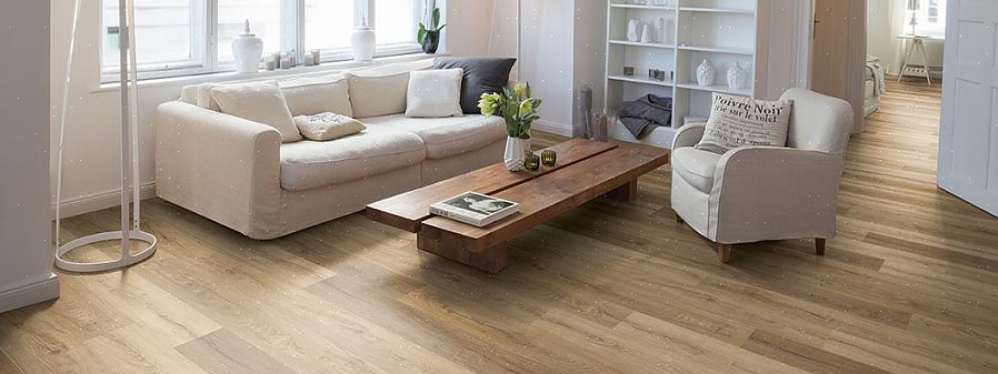 In questa scena vediamo un finto pavimento laminato in legno esotico installato in un soggiorno formale