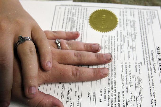 Devi prima richiedere una licenza di matrimonio presso l'ufficio del tuo County Recorder locale