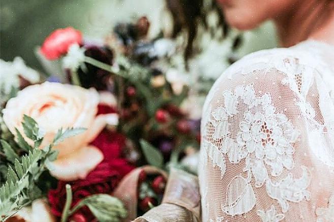 Chiedere al fiorista di dividere il conto tra i costi dei fiori della sposa