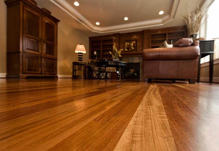 Molte cere liquide a base acrilica che promettono di far brillare i tuoi pavimenti in legno possono