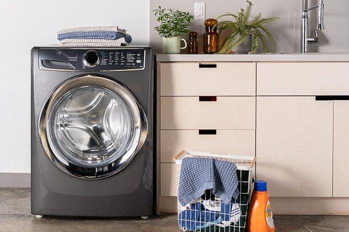 Una lavatrice a capacità regolare (4,0 piedi cubi) contiene in genere da 12 a 7 kg di bucato per carico