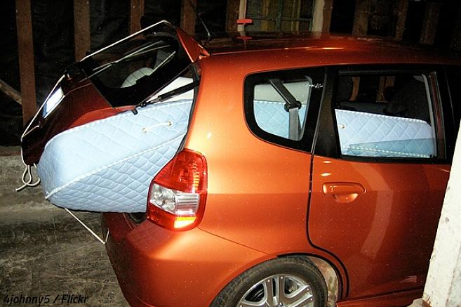 Come fissare in sicurezza il materasso al tetto dell'auto