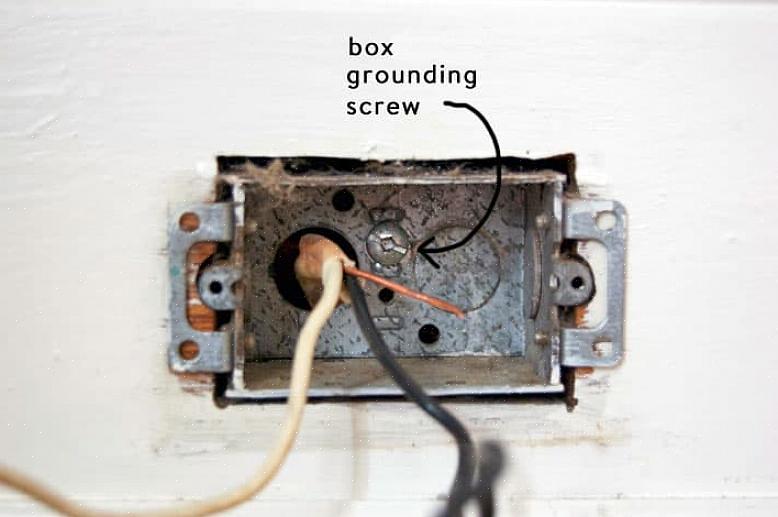 Una vecchia scatola di lavoro è una scatola elettrica per interruttori della luce