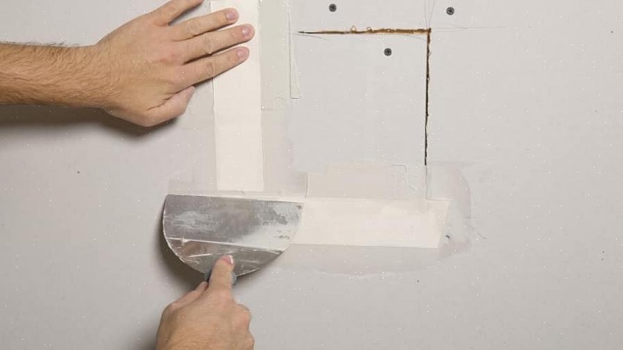 Coprire il nastro per cartongesso con uno strato sottile di composto per giunti per cartongesso