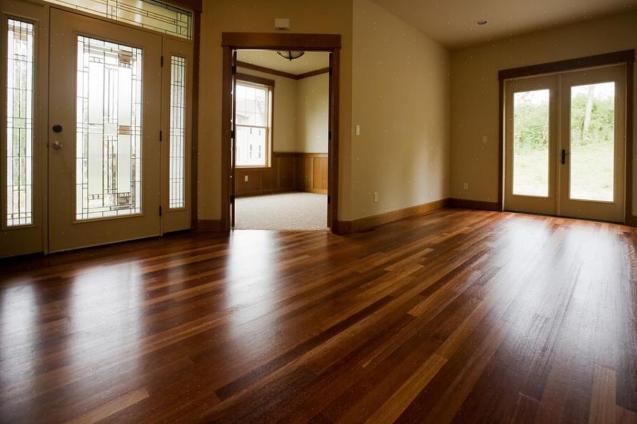 Il pavimento in legno è uno dei materiali di rivestimento per pavimenti più popolari