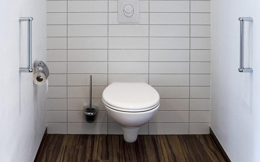 Installa la toilette impostando la cera o l'anello di silicone sopra la flangia dell'armadio della toilette