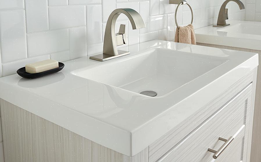 I piani lavabo del bagno possono essere realizzati con una varietà di materiali del controsoffitto