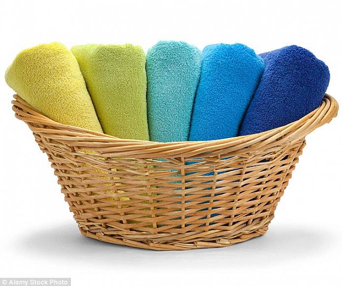 L'aceto aiuterà a rimuovere i residui lasciati negli asciugamani che li fa sentire rigidi
