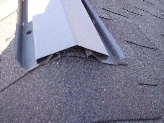 Scattare una linea di gesso per contrassegnare le linee di taglio sulla copertura del tetto