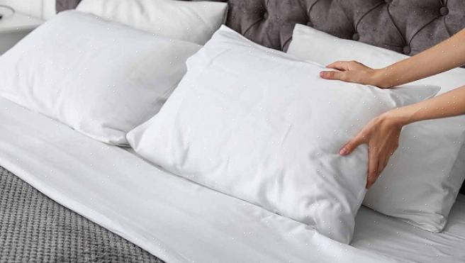 Pulire i cuscini del letto imbottiti in poliestere