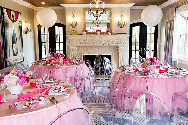 Un tavolo con bordo in una sala da pranzo aggiunge una meravigliosa aria di lusso a uno spazio