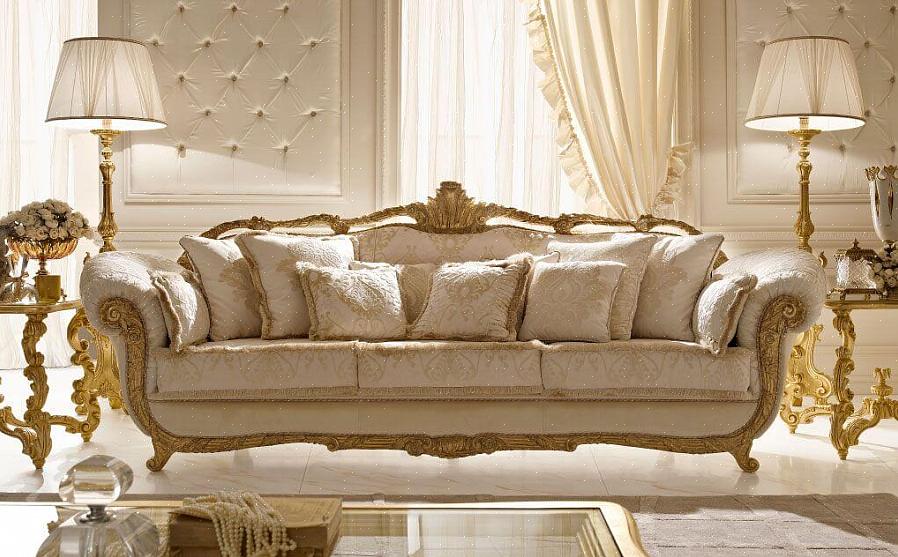 Considera un divano di dimensioni regolari per riempire lo spazio