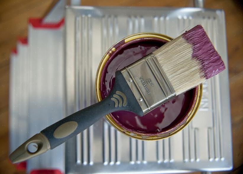 Puoi portare in giro il barattolo di vernice o versare un po 'di vernice in un secchio di pittura