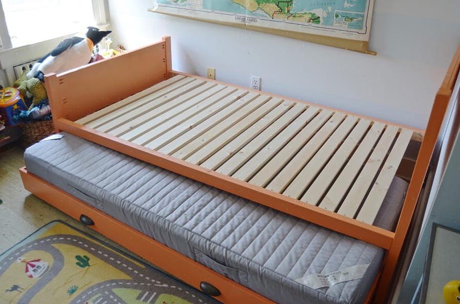 Quindi fai scorrere il letto a rotelle sotto il letto principale